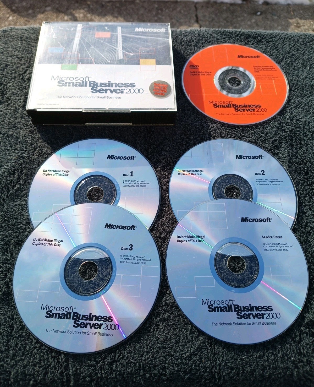 Microsoft Small Business Server 2000 4-CD + 1 DVD Set Complete w/Product Key