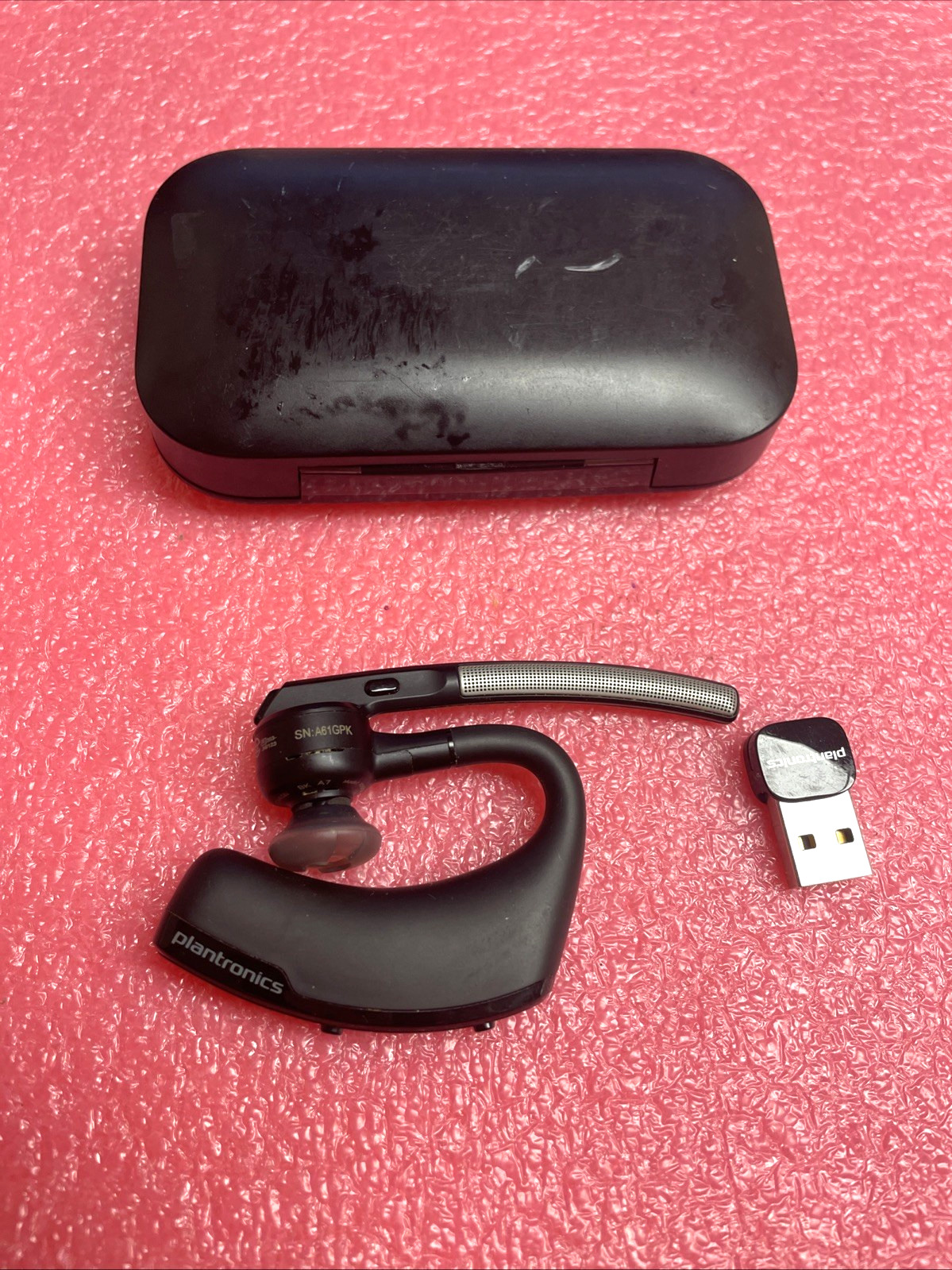 WORKING Pre-Owned GENUINE Plantronics Office Headset with Charging Case.