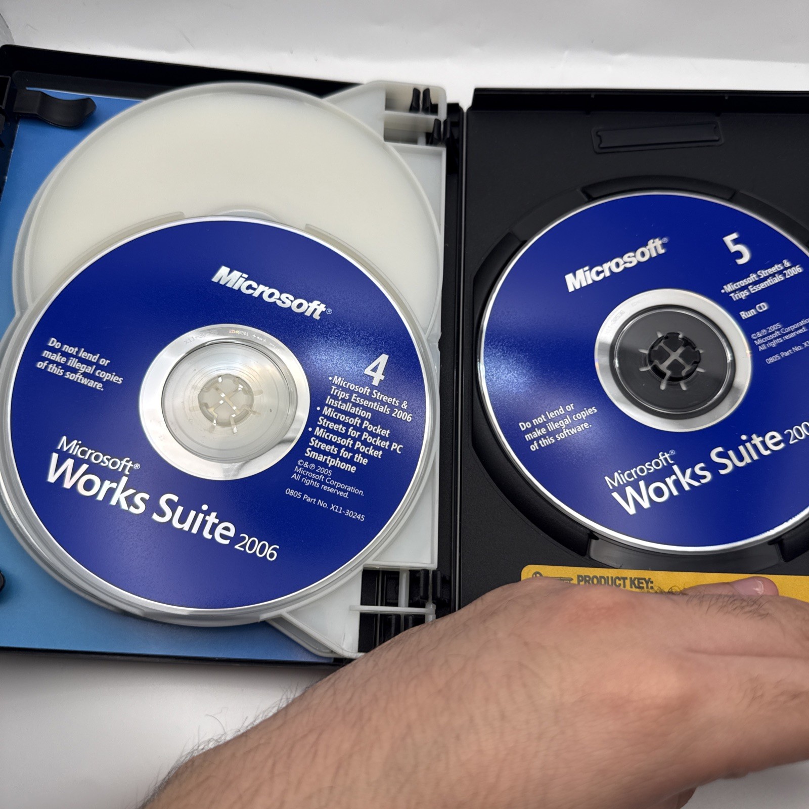 Microsoft Works Suite 2006, COMPLETE /w All 5 Discs & A Product Key