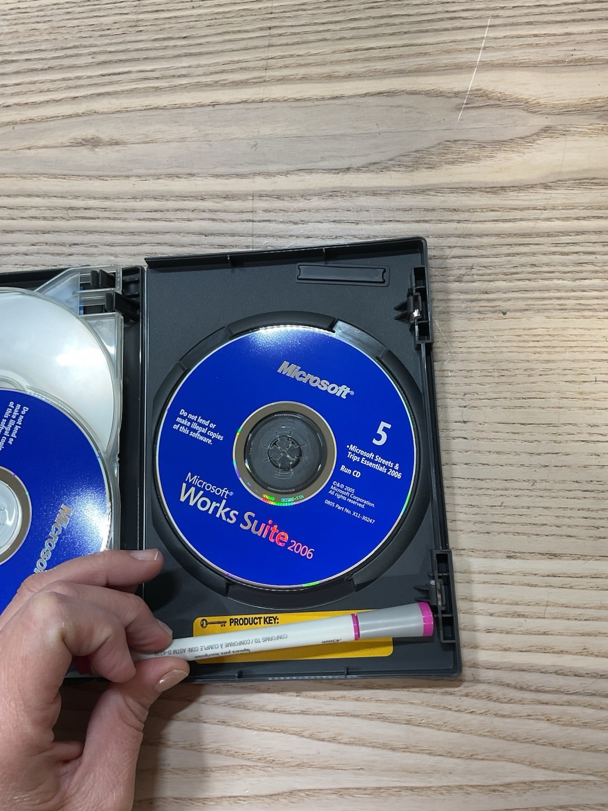 Microsoft Works Suite 2006, COMPLETE /w All 5 Discs & A Product Key