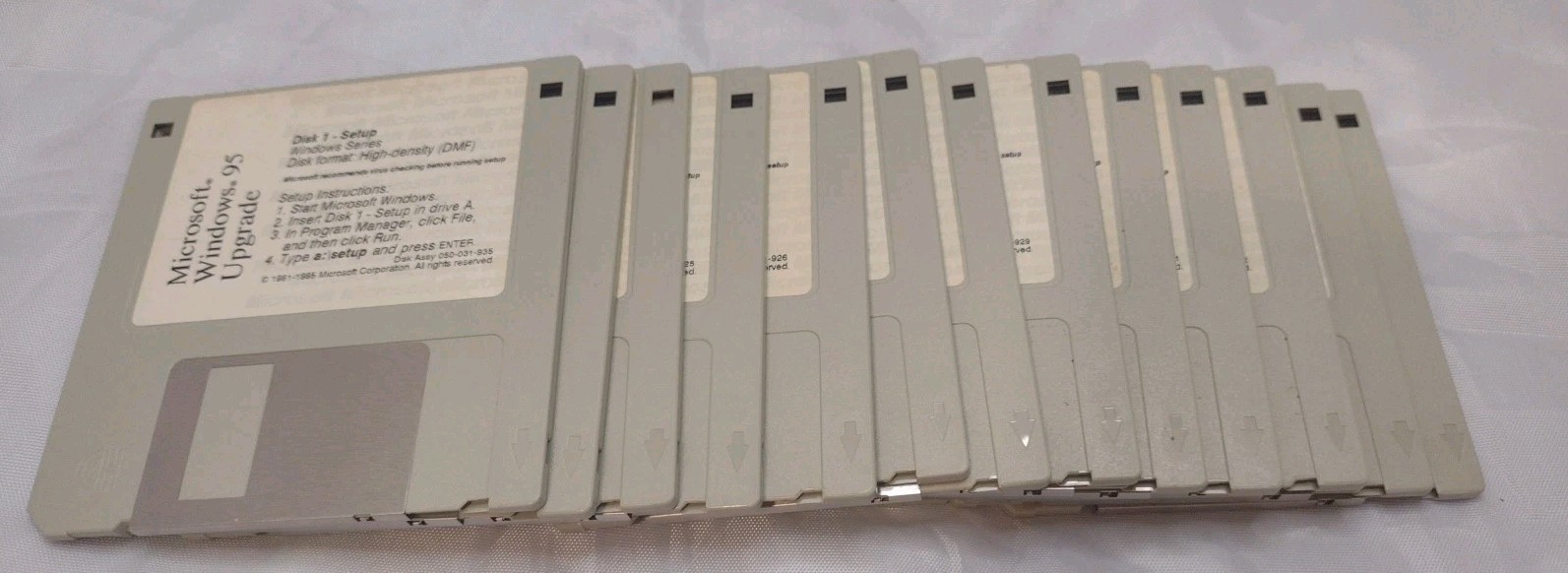 Microsoft Windows 95 , High-Density Disk Format – 13 3.5 discs
