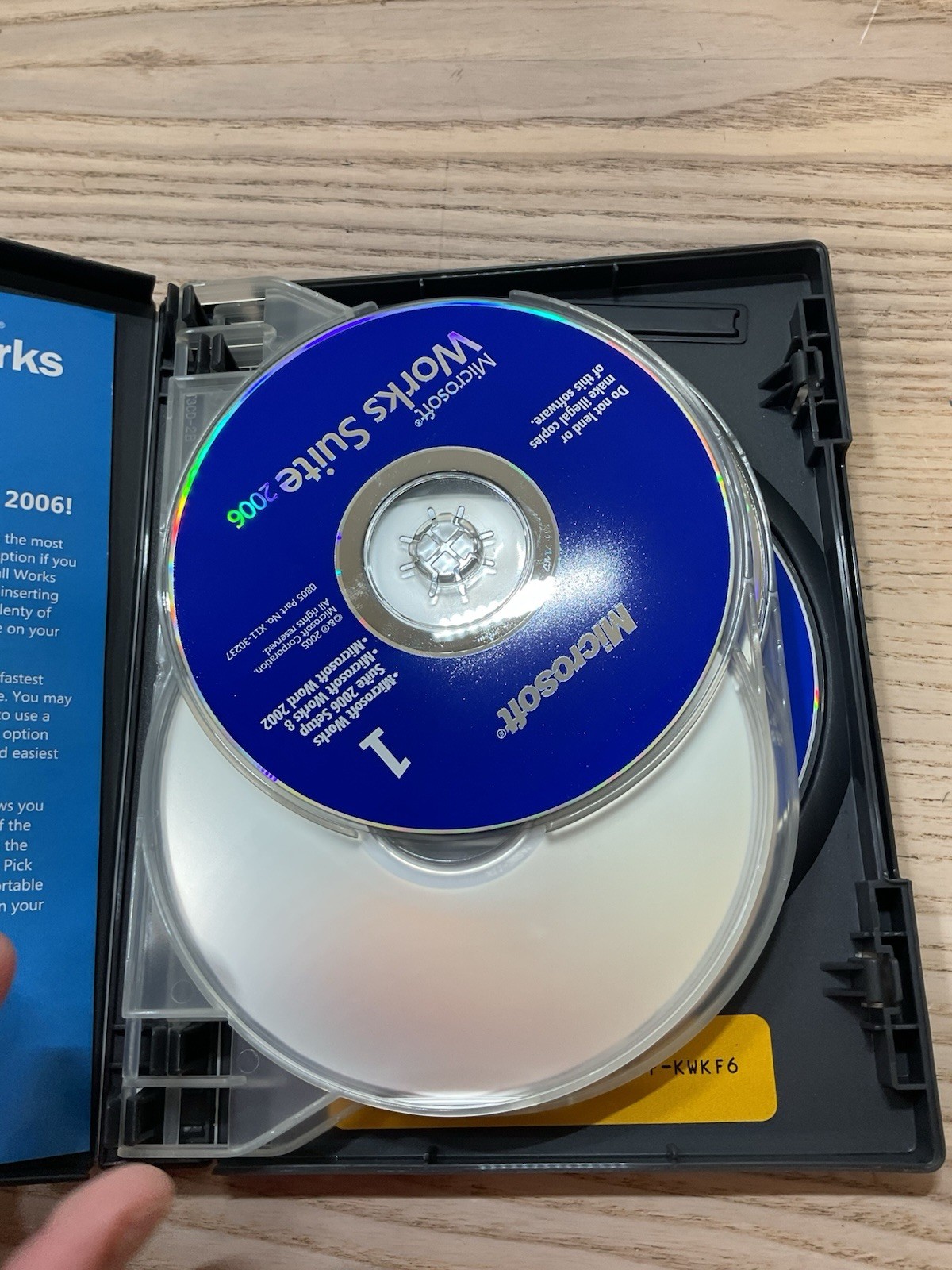Microsoft Works Suite 2006, COMPLETE /w All 5 Discs & A Product Key
