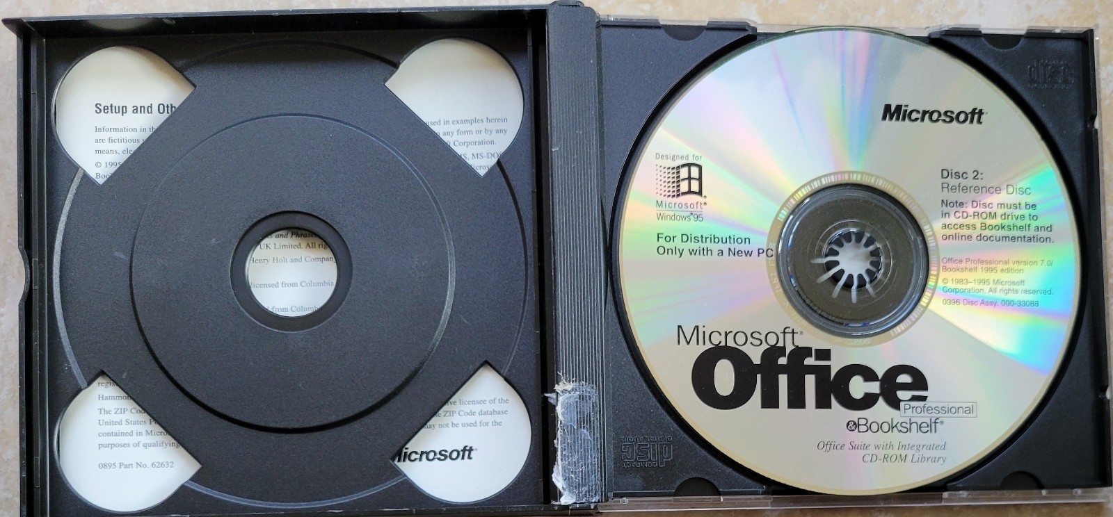 Vintage – Microsoft Office Professional & Bookshelf for Windows 95, 2 CDs, 1995