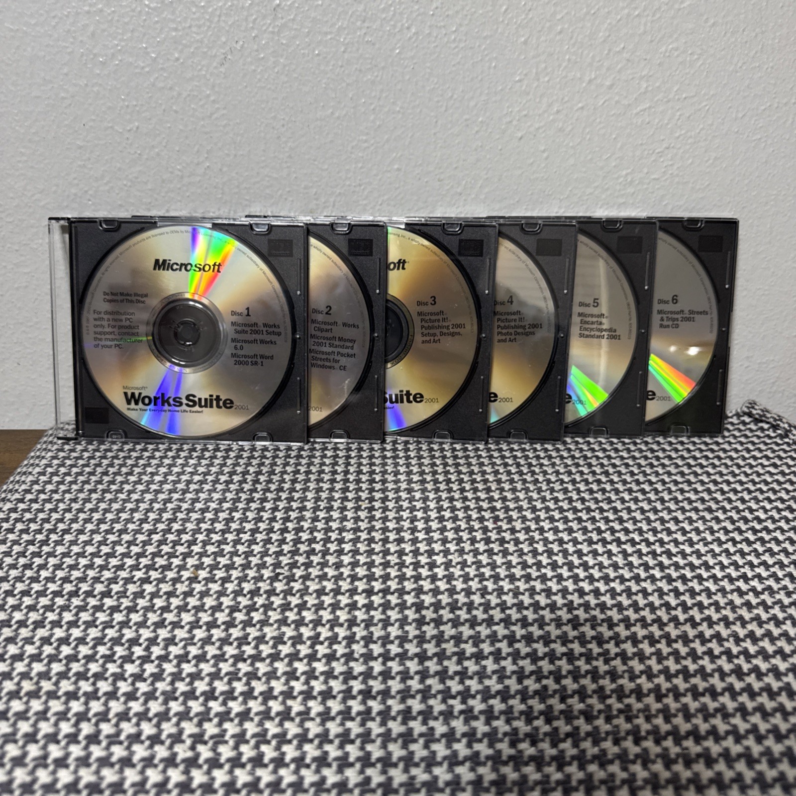 Microsoft Works Suite 2001 Windows PC CD-ROM 6 Disc Set – Word, Works 6.0