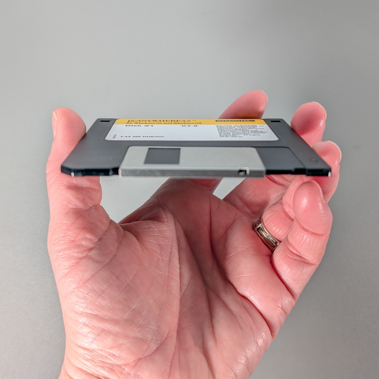 Symantec pcAnywhere 32 v7.5 for Windows 95 | 4 Floppy Disk Set | Reseller Copy