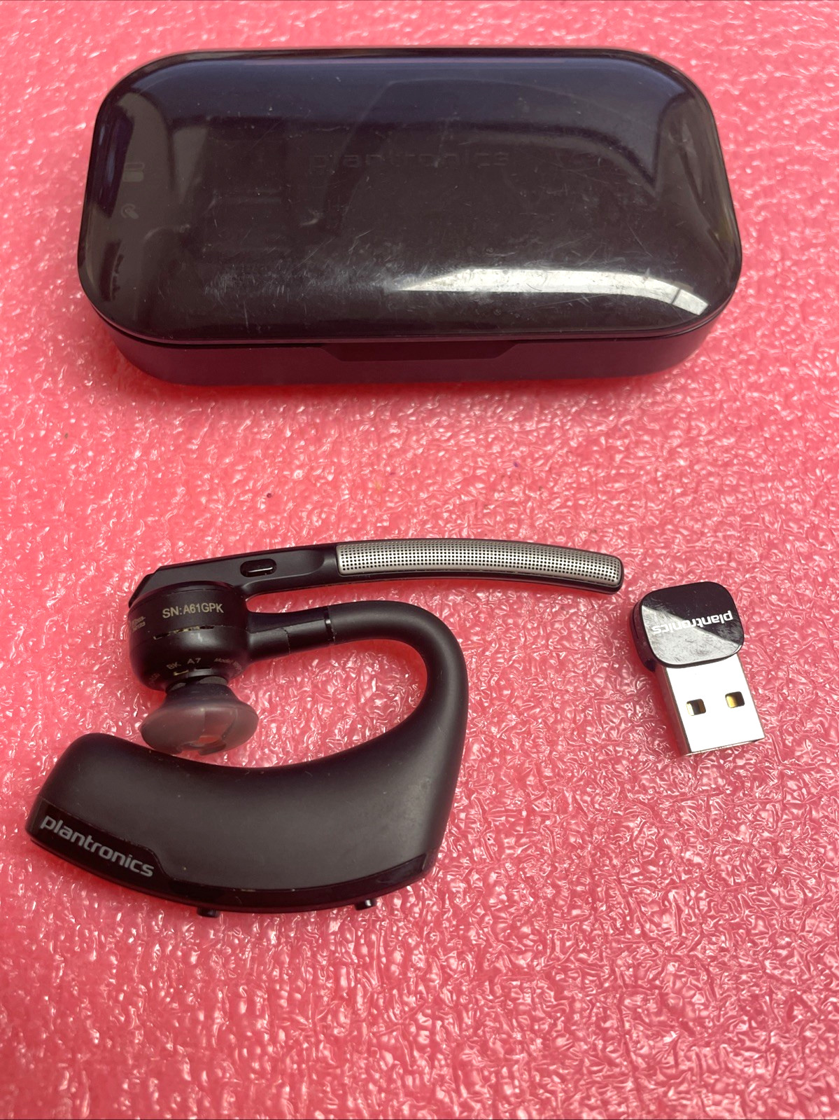 WORKING Pre-Owned GENUINE Plantronics Office Headset with Charging Case.