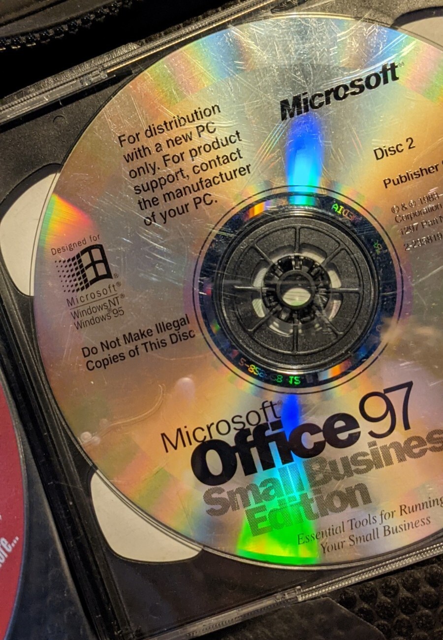 Microsoft Office 97 Professional Edition + Bookshelf (Retail) (1 User/s) – Full