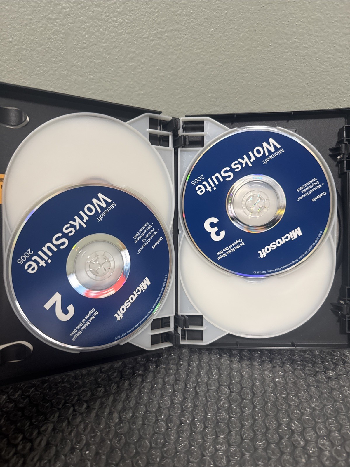 Microsoft Works Suite 2005 Productivity Money Picture It CD-ROM Win 98 2000 XP