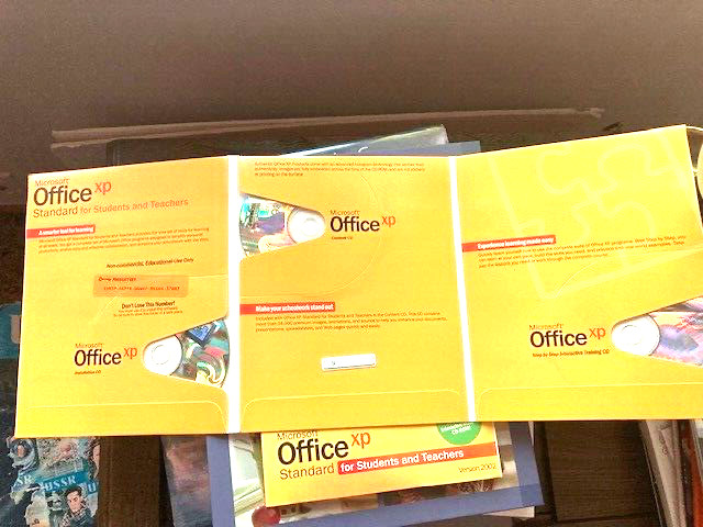Vintage 2002 Microsoft Office XP: Disks, Manual & Product keys Standard