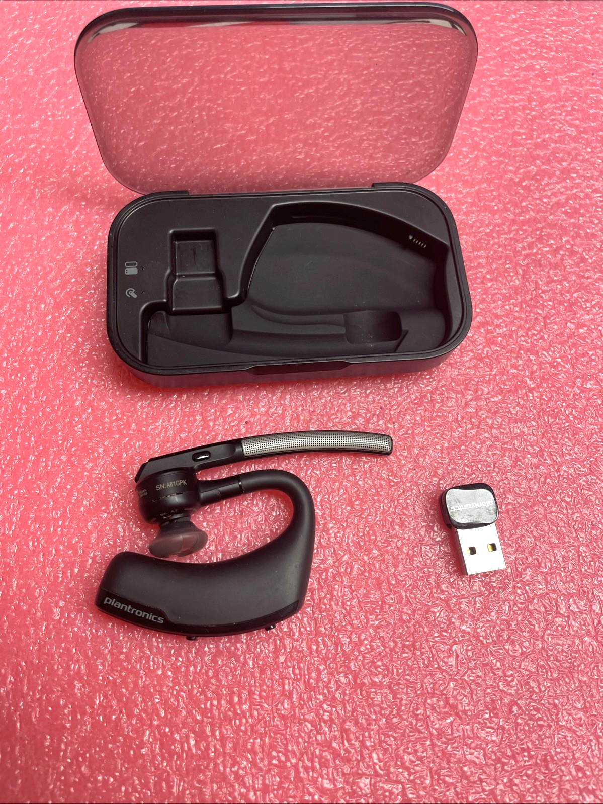 WORKING Pre-Owned GENUINE Plantronics Office Headset with Charging Case.